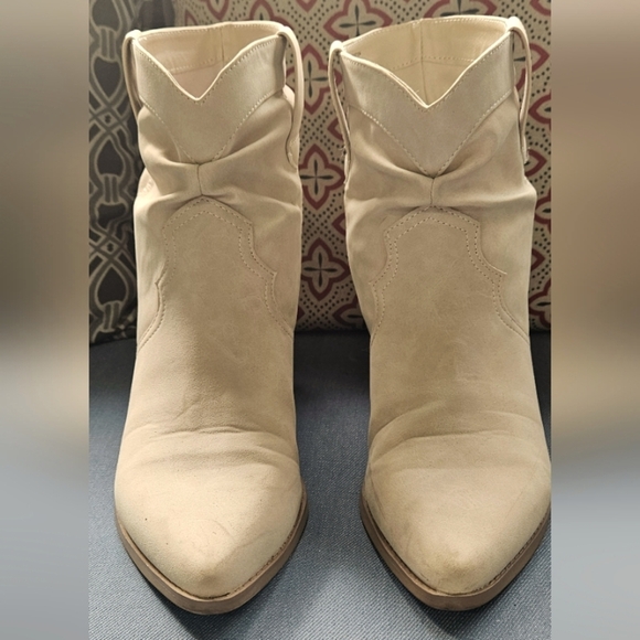 🌟Like New- Western Faux Suede Beige Ankle Boots🌟 - Picture 7 of 8